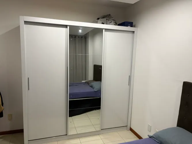 Guarda roupas 3 portas de correr branco com espelho