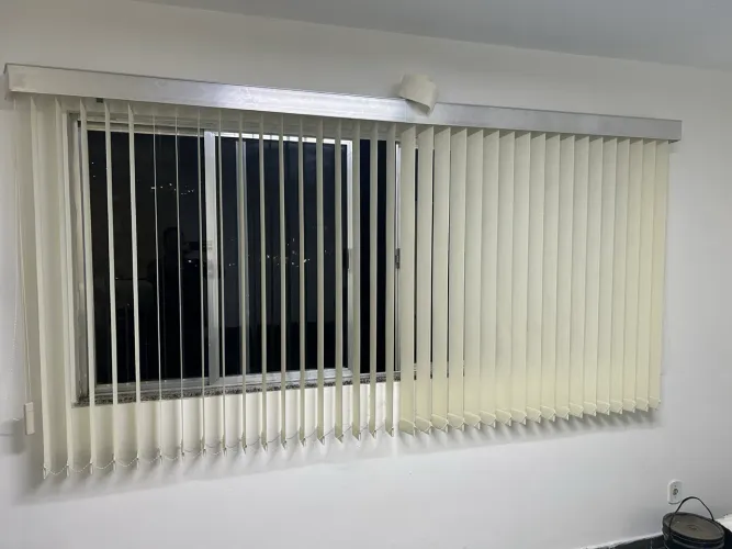 Perciana vertical, com bandô de alumínio revestido por tecido na mesma cor - bege claro