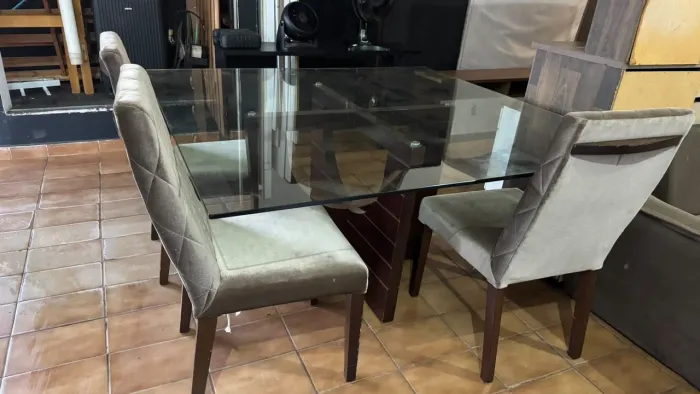 MESA TOP DE JANTAR 4 CADEIRAS - VIDRO 1,5 MM BASE DE MADEIRA COM ACABAMENTO LINDO zera