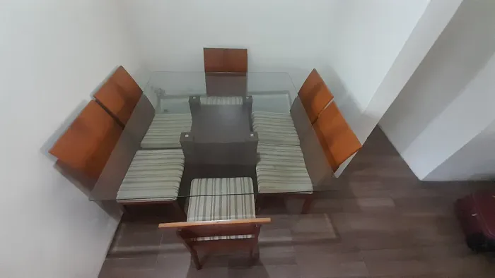 Mesa de Jantar quadrada 1,30 X 1,30 tampo de vidro base de madeira com 6 cadeiras