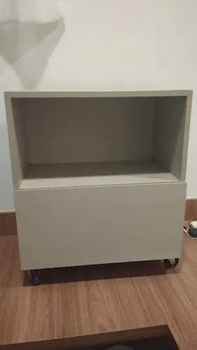 Mesa de cabeceira com rodízio 