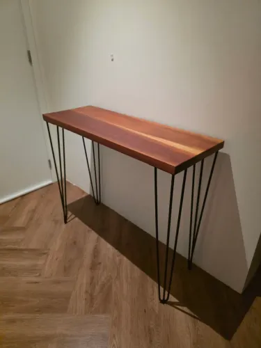 Aparador de madeira com pés de aço