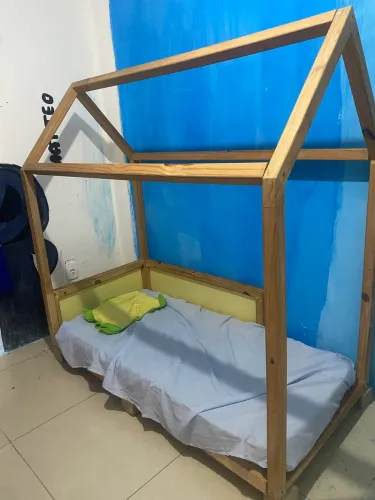 Cama infantil montessoriana de madeira