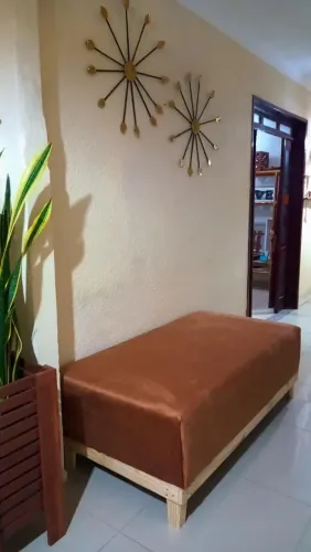 Sofá Cama Estofado com pés de Madeira - R$ 300