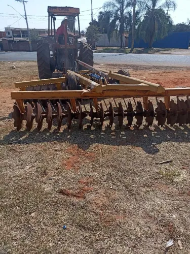 Grade niveladora 42 discos de comando hidráulico