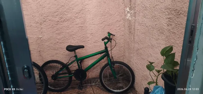 Bicicleta aro 20 nova , verde .