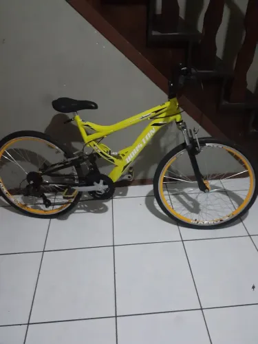 Vendo bicicleta,cor amarelo