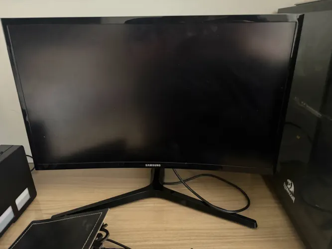 Monitor Samsung curvo full HD, 144hz