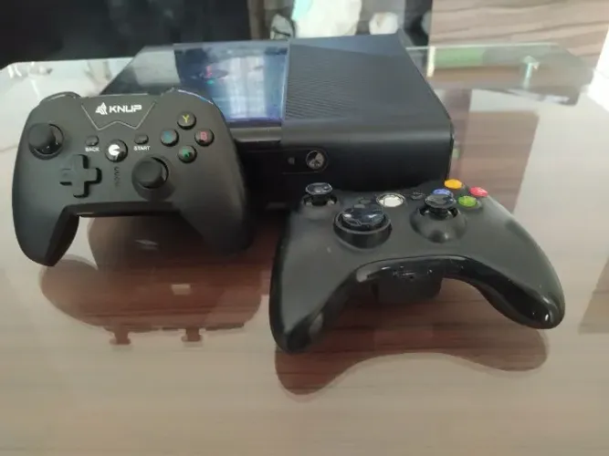 Vendo Xbox 360 com 2 controles e 7 jogos.