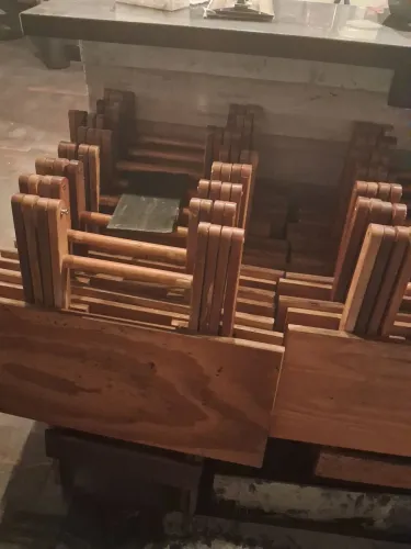 Jogo mesa e cadeira em madeira para bar