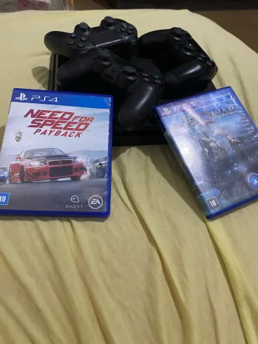 PS4 SLIM 500 GB 3 MANETES E VARIEDADE DE JOGOS 