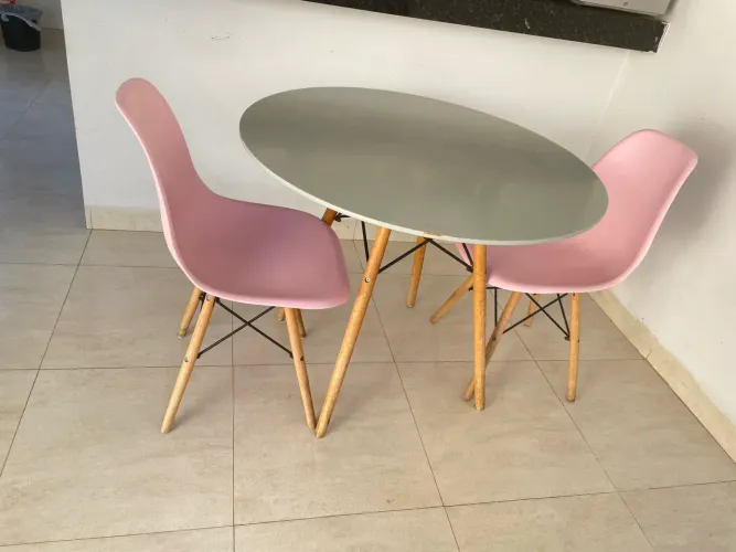 Mesa com duas cadeiras