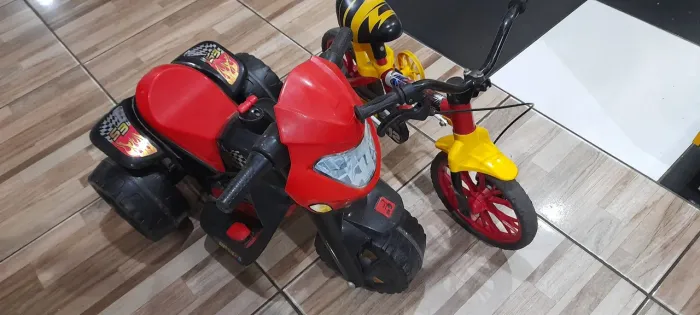 Moto eletrica e bicicleta infantil