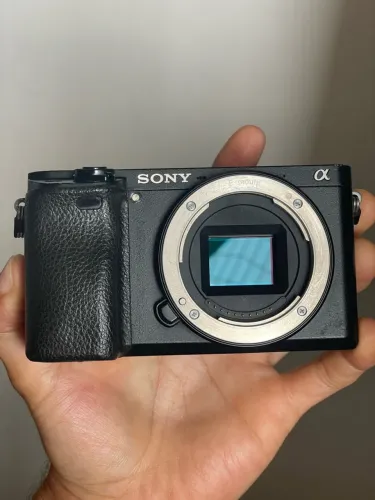 Kit iniciante Sony A6300 + Lente 20mm + Lente 35mm (com cage)