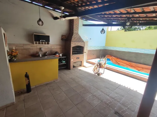Vende-se casa com área gourmet/piscina em Timon 