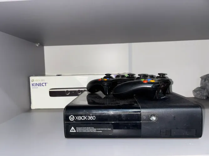 Xbox 360 com kinect, leia a legenda