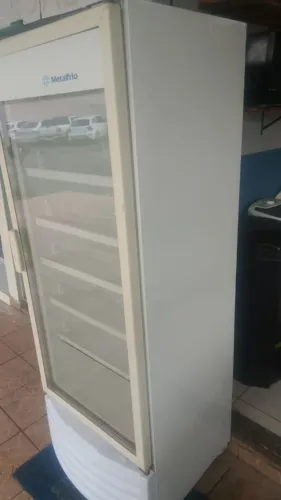 Vende-se freezer vertical funcionando perfeitamente só pega e usa 