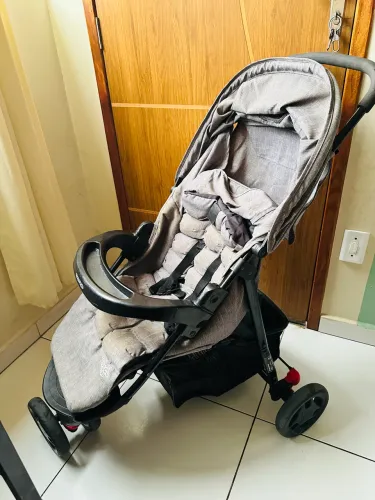 Carrinho de bebê e bebê conforto