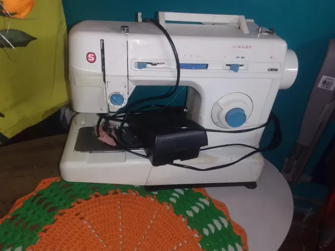 Máquina de costura singer
