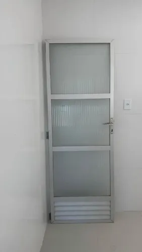 Vendo porta de alumínio vidro