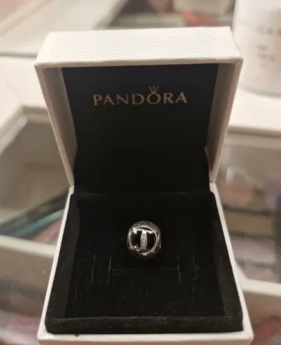 Charm Pandora letra T original