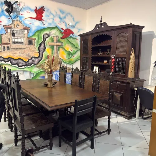 Sala de jantar completa mesa e estante cadeiras