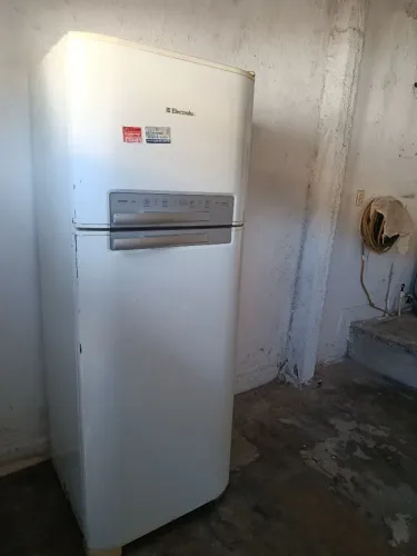 Vendo geladeira só precisa por gás