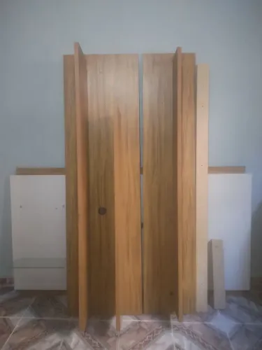 Vendo Painel por 300$/Com 2 prateleiras e pouquíssimas marcas de uso.