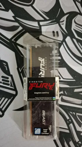 Kit 4 pentes de memoria DDR4 com 8GB cada. Ballilstix e Kingston Fury