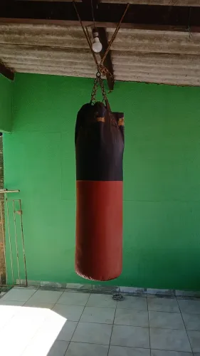 Saco de pancada deveras em ótimo estado 