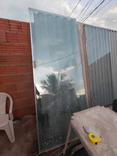 Vendo 4 folhas de vidro sendo conjunto de uma porta da marca blindex
