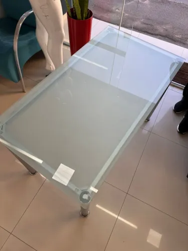 mesa com tampa de vidro