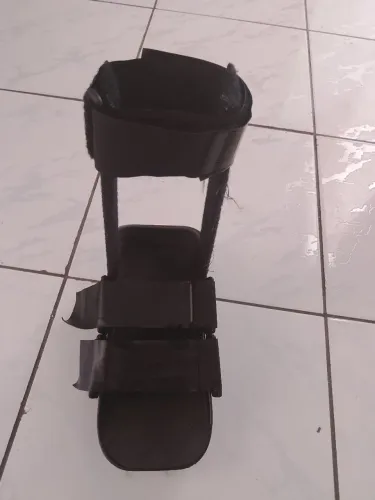 Vendo uma bota ortopédica