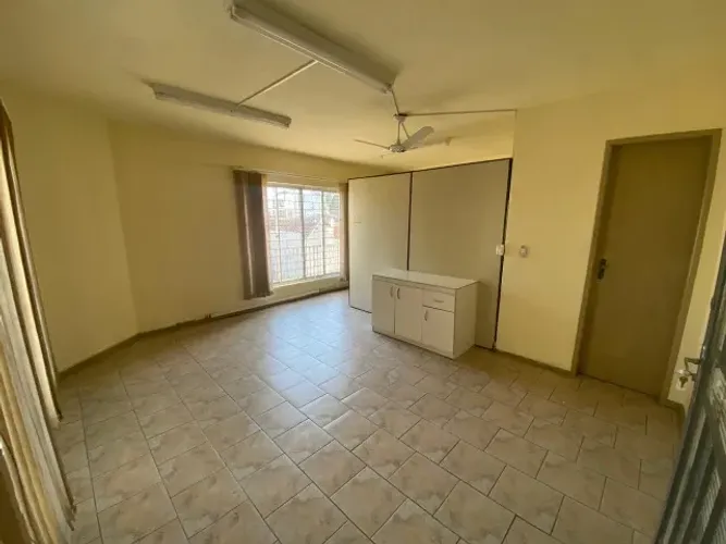 Sala / Deposito / Escritório
