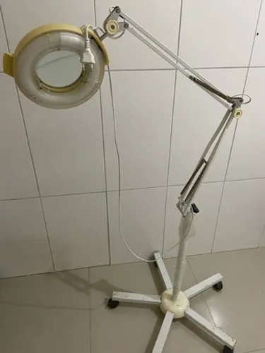 Lupa para esteticista com tripé . 250$