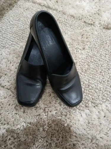 Sapato feminino preto com bico quadrado