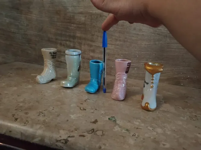 5 miniaturas de bota de porcelana.
