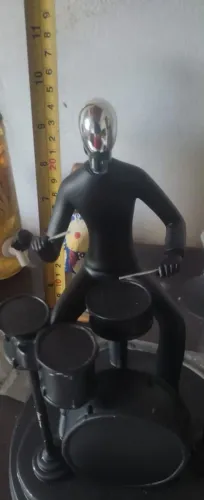 Escultura em resina baterista 