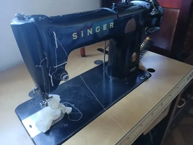 Máquina de Costura Reta Singer