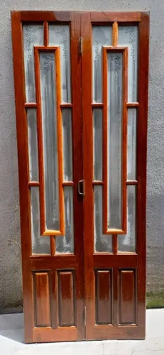 Porta Sanfonada Camarão em madeira maciça envernizada, com vidro jateado em Desenhos.