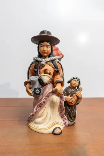 Arte Peruana - Escultura em barro cozido, representando a figura da mãe amamentando bebê
