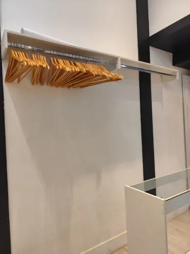 Prateleira com cabideiro para roupas