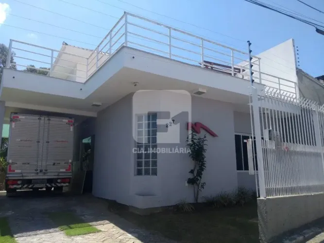 Casa de 2 dormitórios à venda na Agronômica