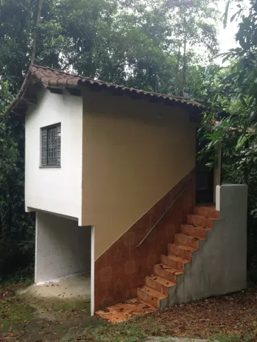 Casa para venda tem 40m2 com 1 quarto e 3500m2 de terreno com fundos pra cachoeira em Sant