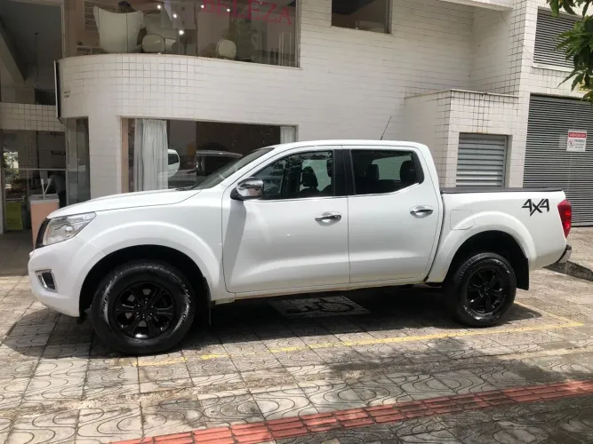 Nissan Frontier XE 2.3 4x4 Bi - turbo Diesel automática.