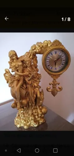 Relógio de mesa com escultura de casal