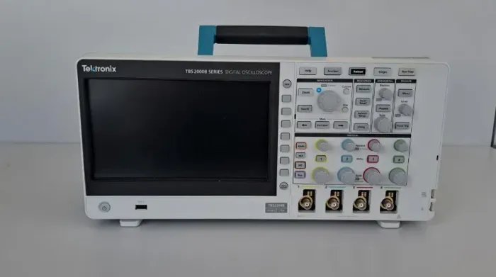 OSCILOSCOPIO DIGITAL, 200MHZ, 4 CANAIS E 2GS/s COD TBS2204B (TEKTRONIX)
