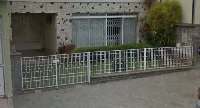 2 Portões + Gradeado Branco Ferro