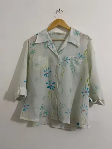 Camisa branca florida plus size vintage clássica brechó