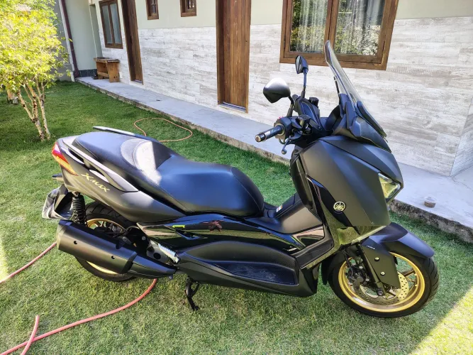 Moto de garagem e estrada 